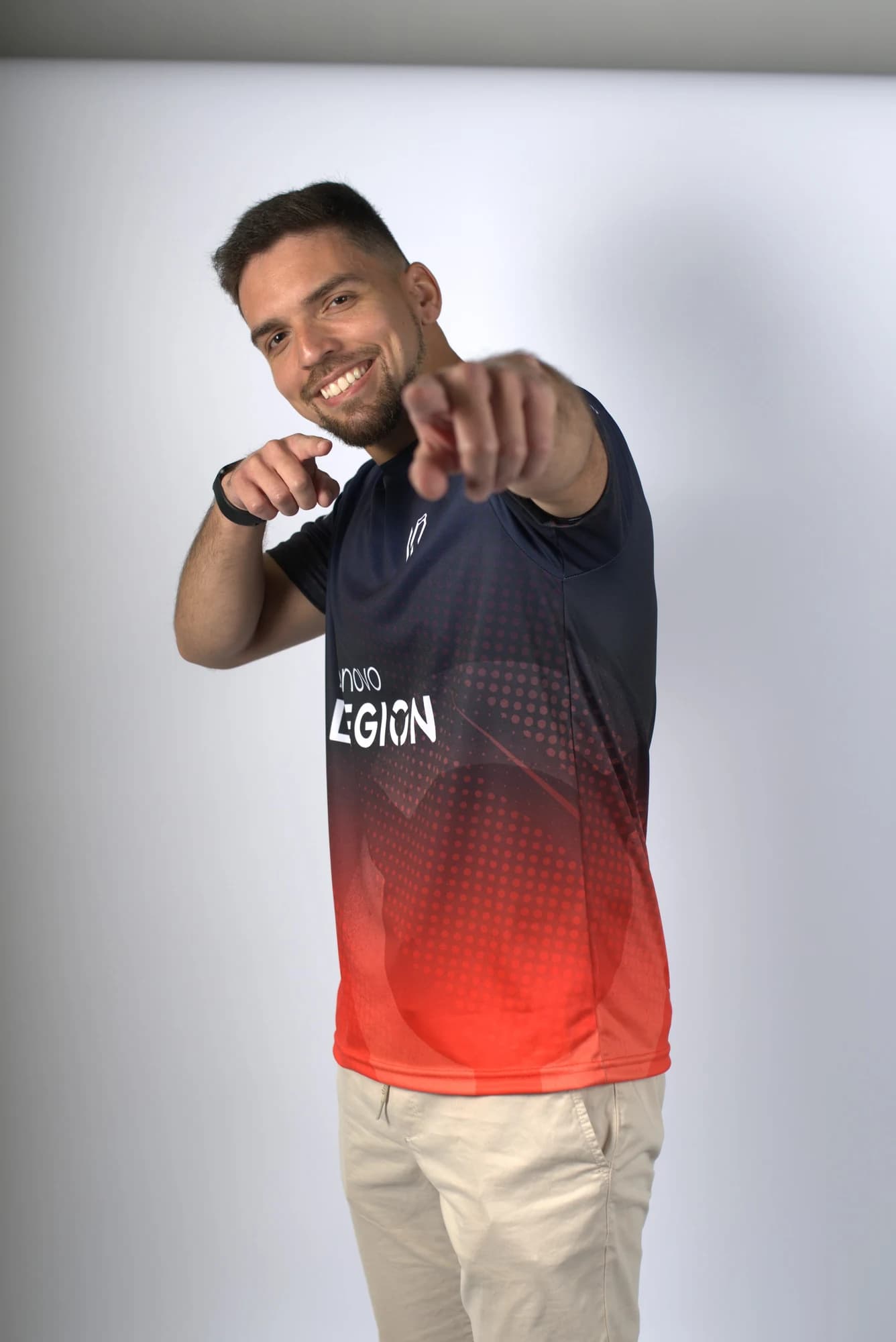 Retrato con la camiseta de Esports Chile en la sesión de fotos de 2024
